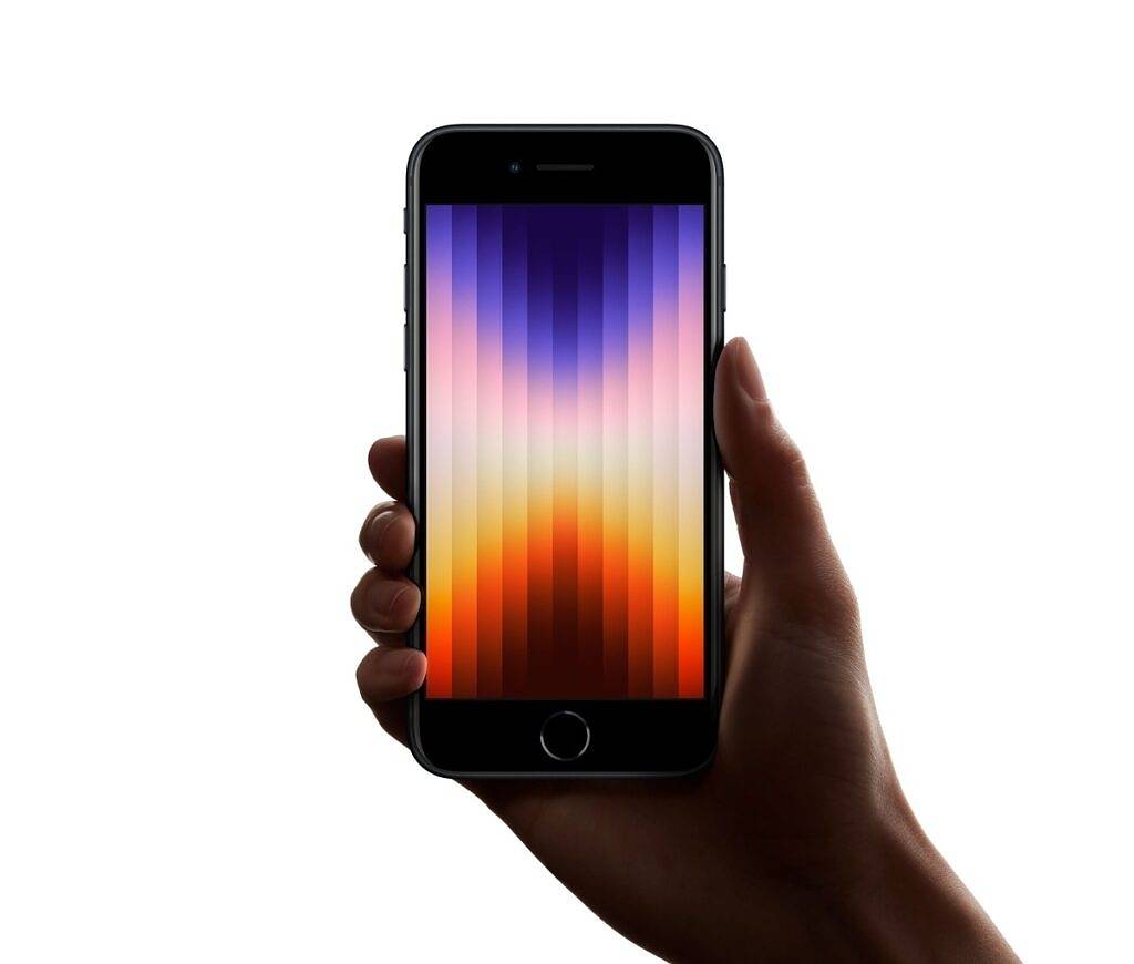 iphone-se-3-2022-in-hand-on-white-background-1024x870-1