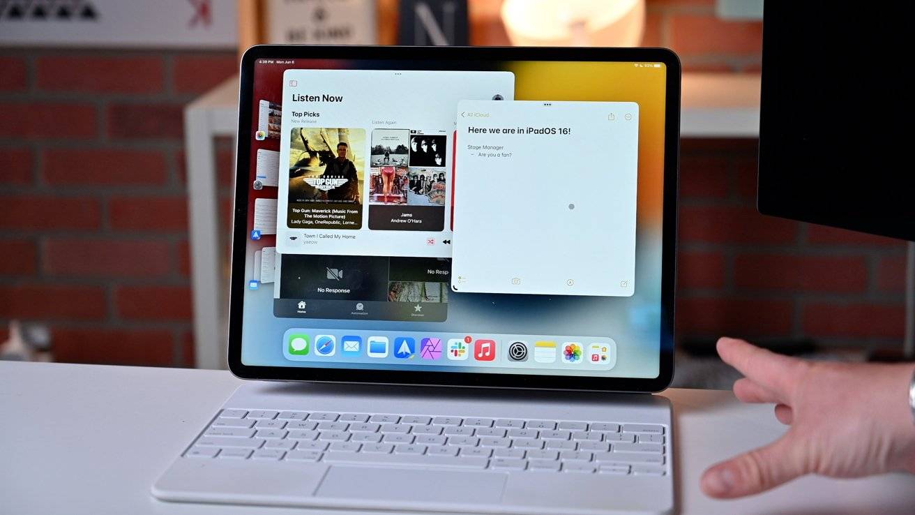 48772-95307-stage-manager-on-ipad-pro-xl 48772-95307-stage-manager-on-ipad-pro-xl