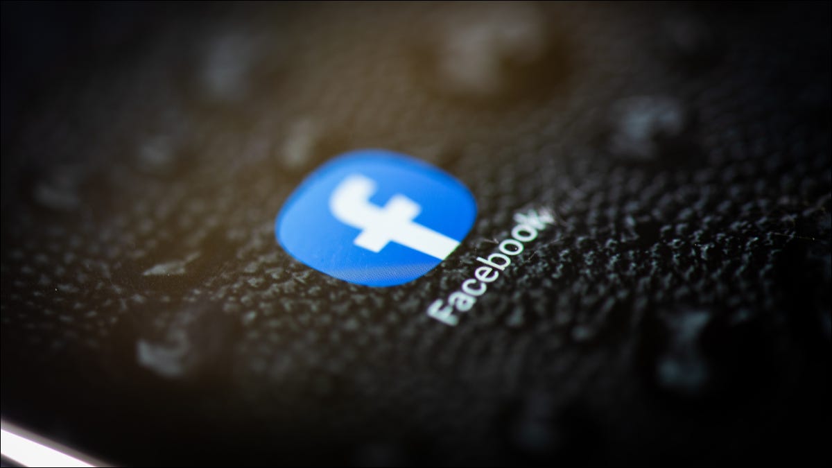 smartphone-screen-facebook-app-icon smartphone-screen-facebook-app-icon