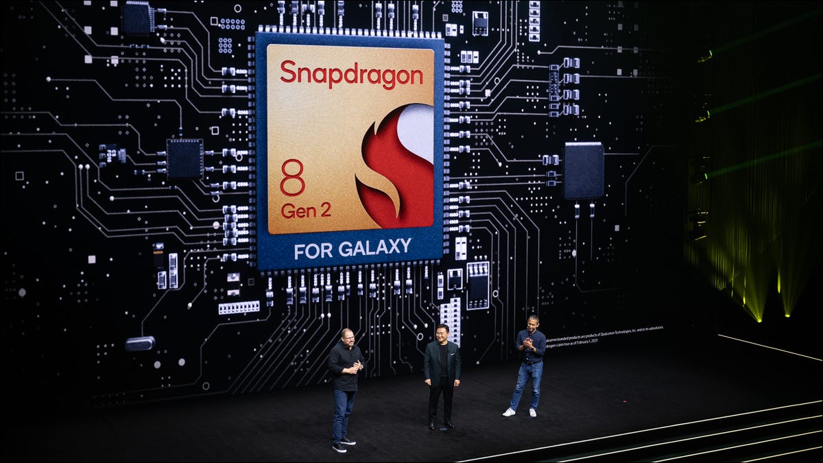 tm-roh-cristiano-amon-and-hiroshi-lockheimer-presenting-at-galaxy-unpacked-2023-with-the-snapdragon-8-gen-2-for-galaxy-icon-on-the-screen tm-roh-cristiano-amon-and-hiroshi-lockheimer-presenting-at-galaxy-unpacked-2023-with-the-snapdragon-8-gen-2-for-galaxy-icon-on-the-screen